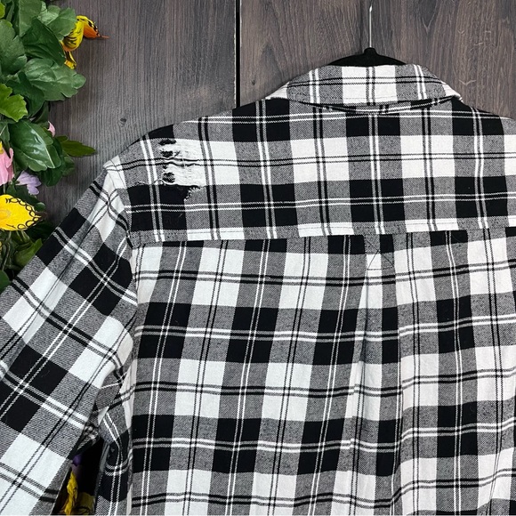 §🌼3/$30🌼Forever 21 Plaid Button Down Distressed Flannel Size Medium - Picture 13 of 16